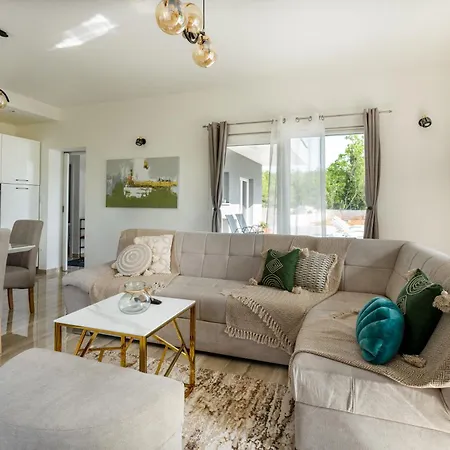 Villa Nadalina, Cista Provo