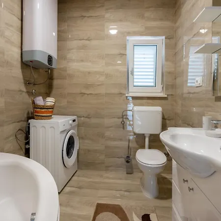 Villa Nadalina, Cista Provo