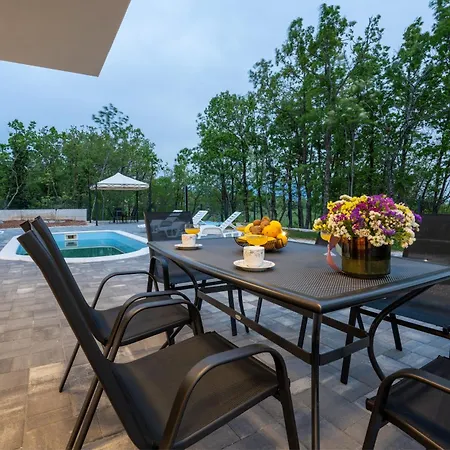 Nadalina, Cista Provo Lovreć