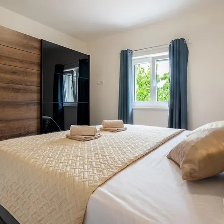 Villa Nadalina, Cista Provo Lovreć