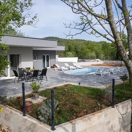 Villa Nadalina, Cista Provo *