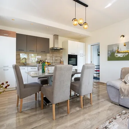 Villa Nadalina, Cista Provo Lovreć