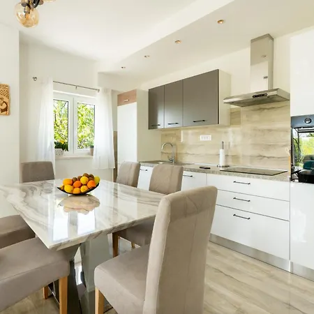 Villa Nadalina, Cista Provo *