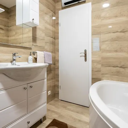 Nadalina, Cista Provo Lovreć