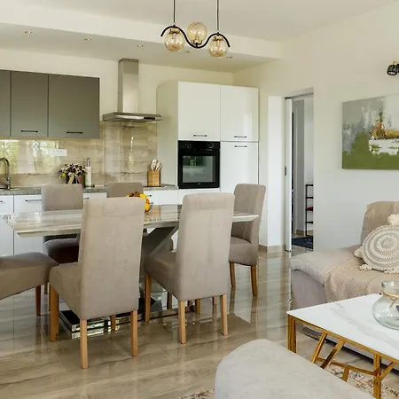 Villa Nadalina, Cista Provo Lovreć