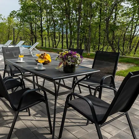 Villa Nadalina, Cista Provo Lovrec
