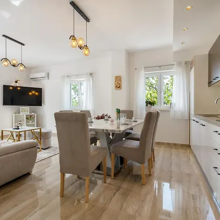 Villa Nadalina, Cista Provo *