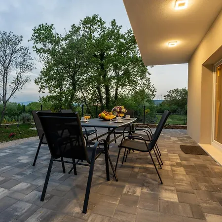 Villa Nadalina, Cista Provo Lovrec