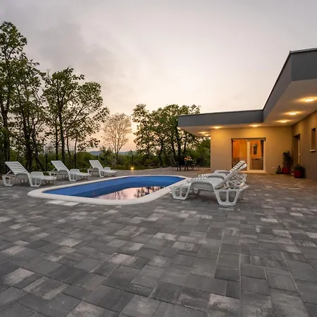 Villa Nadalina, Cista Provo Lovrec