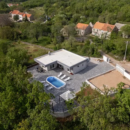 Nadalina, Cista Provo Villa Lovrec