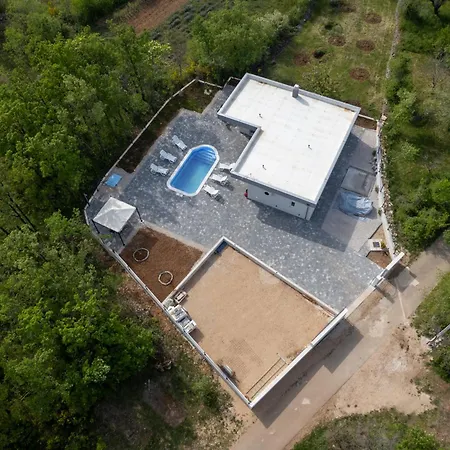 Villa Nadalina, Cista Provo *