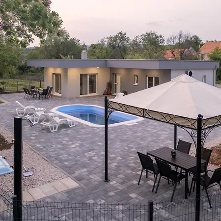 Nadalina, Cista Provo * Lovreć