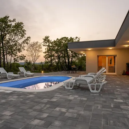 Nadalina, Cista Provo Villa *